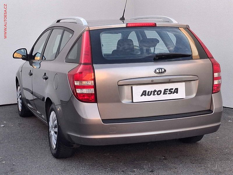 Kia Ceed (2009) 1.4CVVT, ČR, AC, tempo - fotka 6 z 15