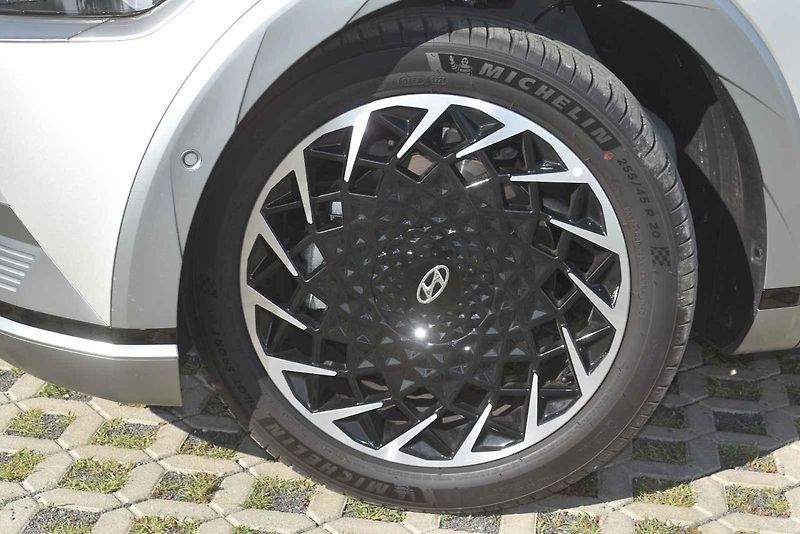 Vůz jsme zatím zkoušeli jen tři čtvrtě hodiny v Podunajské nížině