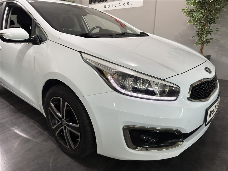 Kia Ceed 1,6   GDI KAMERA VÝHŘEV 61TKM - fotka 30 z 31