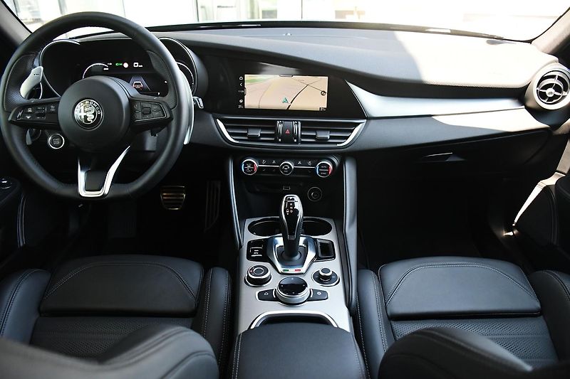 Alfa Romeo Giulia 2,0 VELOCE 16V 206kW AT8-Q4 - fotka 21 z 54