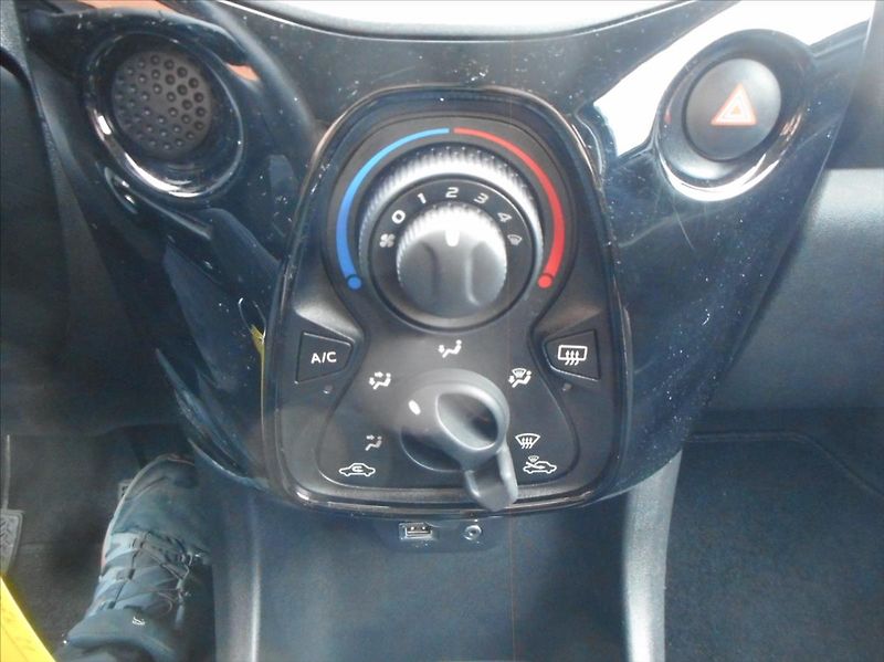 Citroën C1 1,0 VTi - fotka 14 z 23