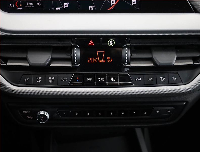 BMW Řada 1 (2020) 118i, Automat, Serv.kniha - fotka 12 z 18