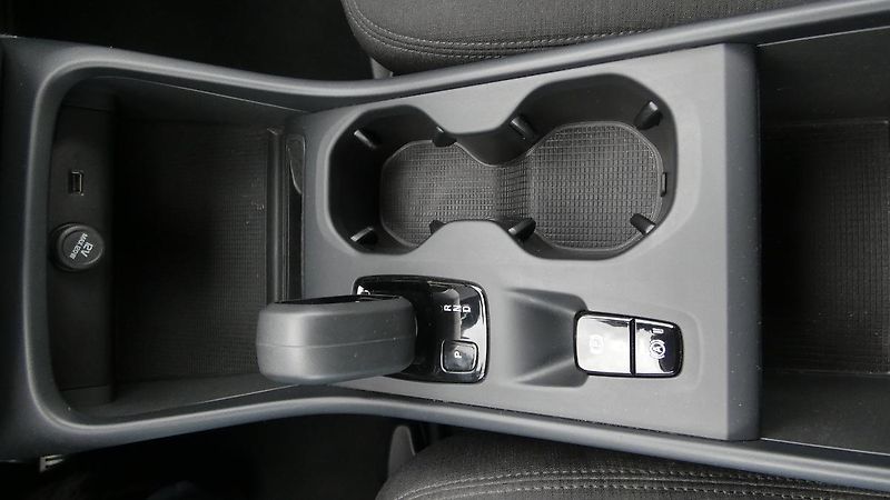 Volvo XC40 T2 FWD Momentum Core - fotka 16 z 21