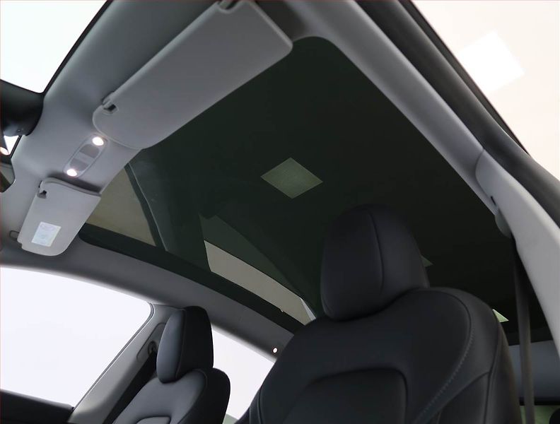 Tesla Model Y (2023) RWD LFP 60kWh, SoH 97% - fotka 18 z 31