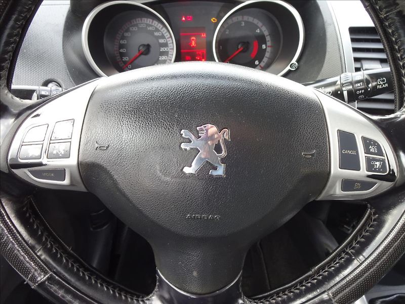 Peugeot 4007 2,2 HDI 115kW 4x4 - fotka 39 z 53