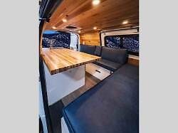 Američané přestavěli Ford Transit Connect na karavan Draco.