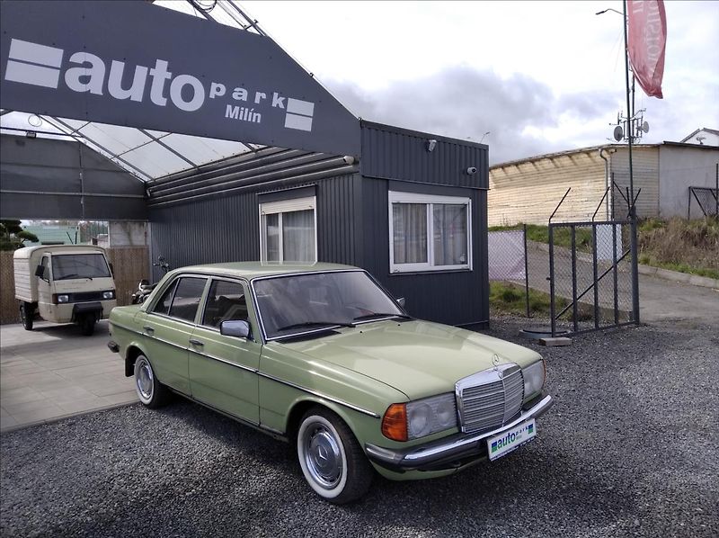 Mercedes-Benz 200 2,0   200 D 123 - fotka 1 z 13