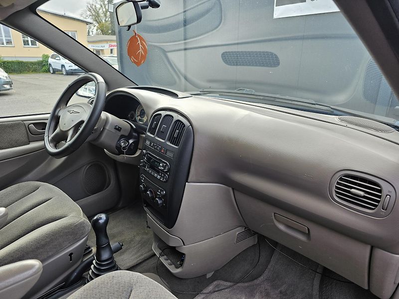 Chrysler Voyager 2.5 105kW 7 MÍST,TEMPOMAT - fotka 22 z 32