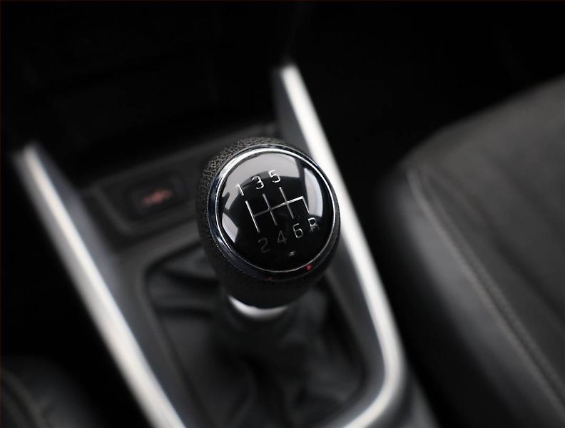 Suzuki Vitara (2017) 1.6 DDiS, Kůže, Navi, Tempomat - fotka 11 z 19
