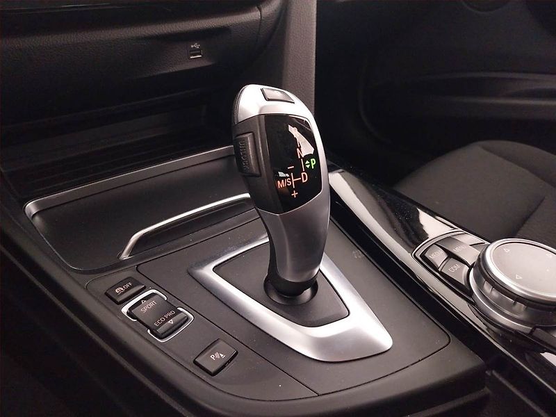 BMW Řada 3 (2016) 330 d xDrive, 4X4, Automat - fotka 13 z 28