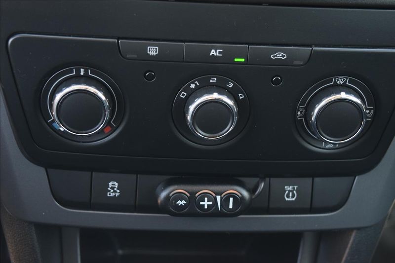 Škoda Yeti 1,2 TSI 77KW NÍZKÉ KM TAŽNÉ - fotka 42 z 47