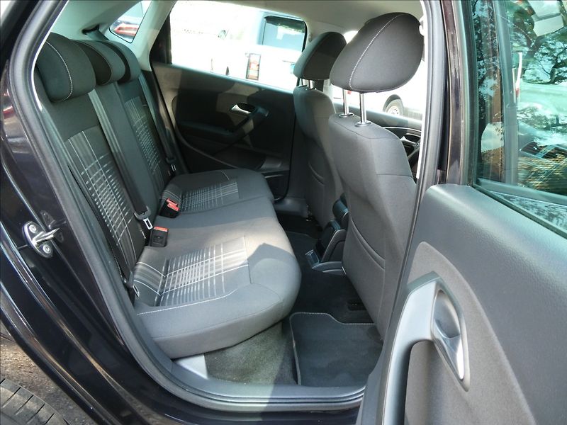 Volkswagen Polo 1,2 TSi 66kW serviska, 2x kola - fotka 28 z 50