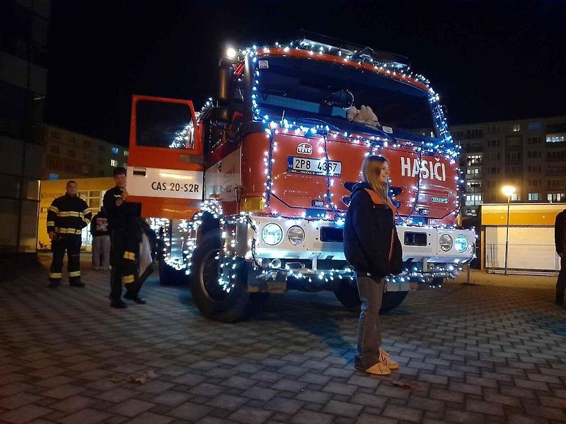 V ulicích Plzně je v těchto dnech k vidění vánočně vyzdobená Tatra 815 skvrňanských hasičů.