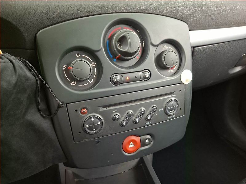 Renault Clio (2006) 1.5 dCi, po STK, jezdí dobře - fotka 14 z 14