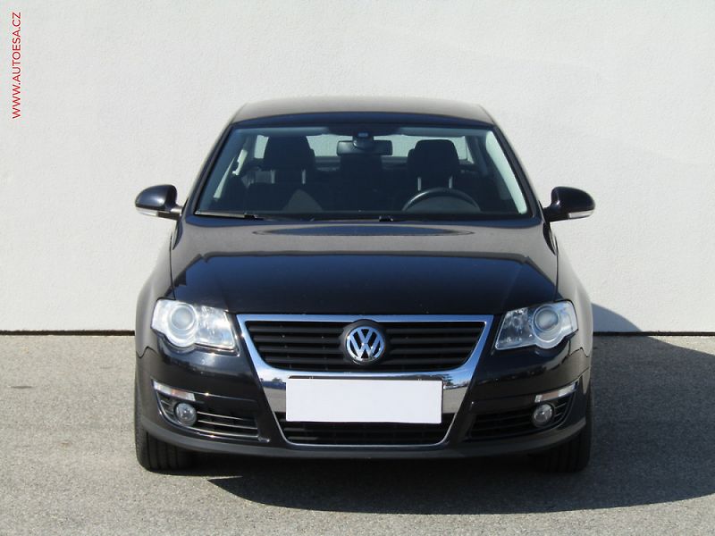 Volkswagen Passat (2006) 1.6i, navi, autoAC - fotka 2 z 3