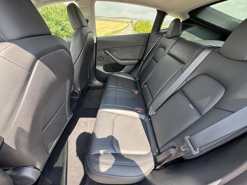 Tesla Model Y Standard Range LFP SOH 91% - fotka 8 z 26