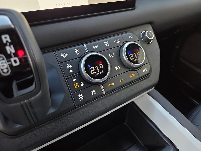 Land Rover Defender (2025) D300 X-DynSE HUD PANO TZ ACC - fotka 47 z 55