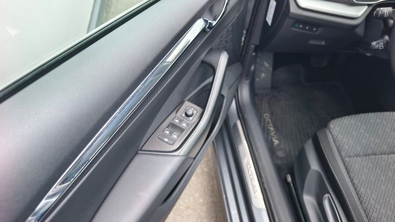 Škoda Octavia (2023) OCT.COM M-HEV STY TS 110/1.5 A - fotka 15 z 34