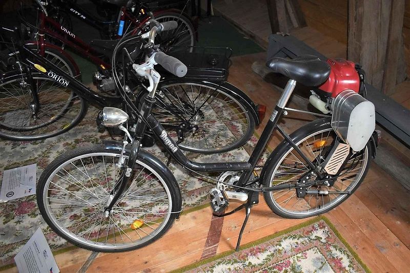 Motokola byla v různých obdobích velmi oblíbeným dopravním prostředkem. Toto je vůbec první český produkt tohoto druhu