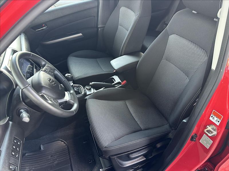 Suzuki Vitara 1,4 4x4 HYBRID - fotka 12 z 32