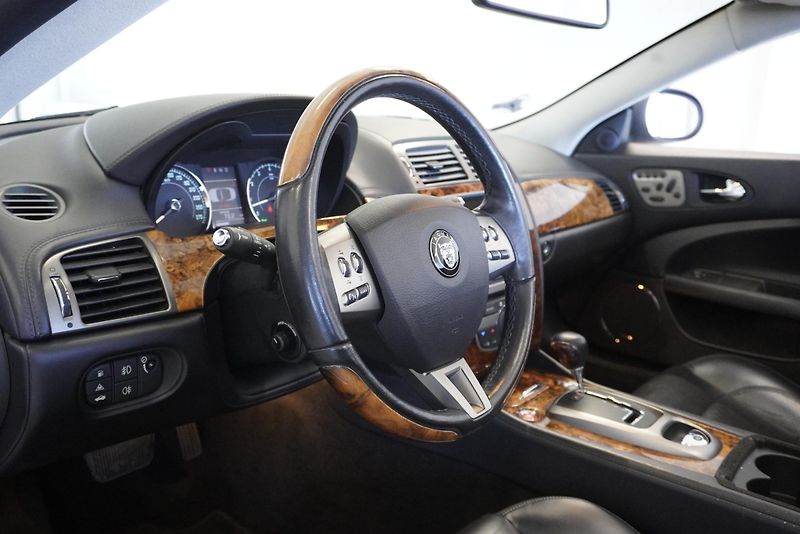 Jaguar XK 4.2 V8 kabrio - fotka 16 z 30