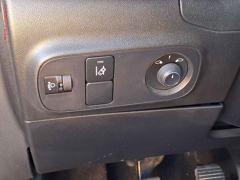 Citroën C3 (2018) 1.2 PT Graphic, AC, tempo - fotka 13 z 19