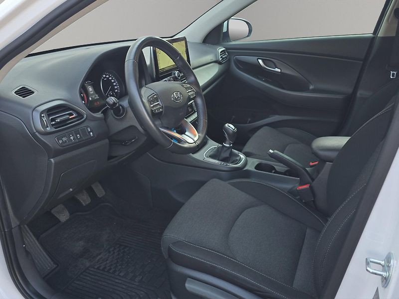 Hyundai i30 (2022) Family Smart 1.5 T-GDi 118kW, - fotka 23 z 26