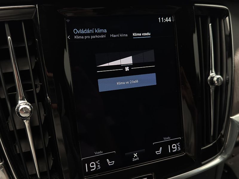 Volvo V90 CC D4 AWD PRO AUT - fotka 45 z 52