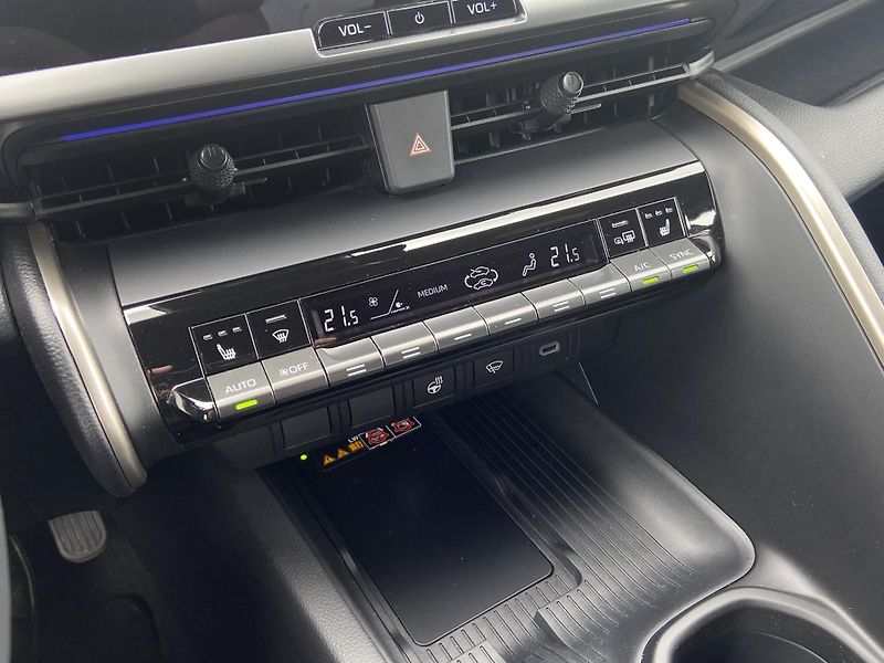 Toyota C-HR 2.0 PHEV 220k c-CVT Executive - fotka 21 z 23