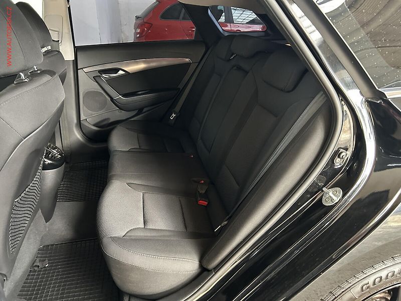 Hyundai i40 (2012) 1.6 GDI, AC, výhřev sed. - fotka 10 z 17