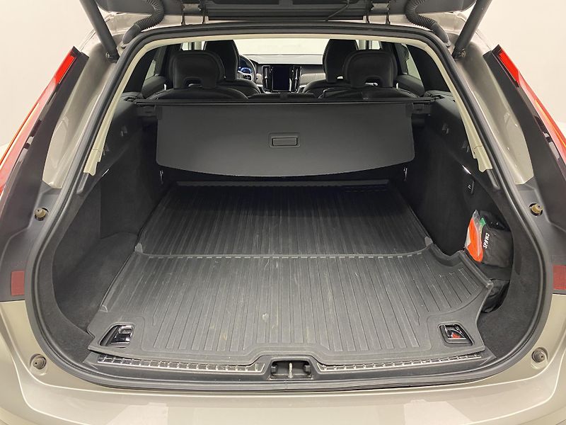 Volvo V90 CC B4 AWD MOMENTUM REZERVACE - fotka 6 z 53