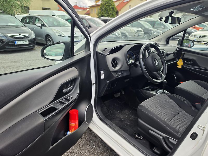 Toyota Yaris 1.5 Hybrid Automat  - fotka 9 z 16
