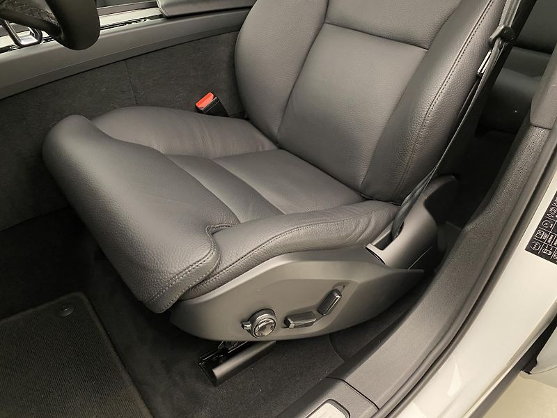 Volvo XC60 B5 AWD DARK PLUS AUT CZ - fotka 24 z 60