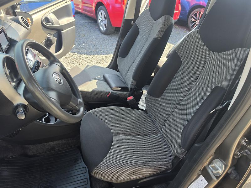Toyota Aygo 1.0 i Navigace  Vyhřev sedadel - fotka 11 z 15