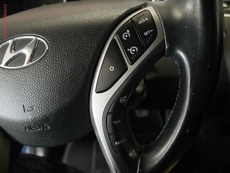 Hyundai i30 (2015) 1.4i, ČR, Klima - fotka 13 z 17