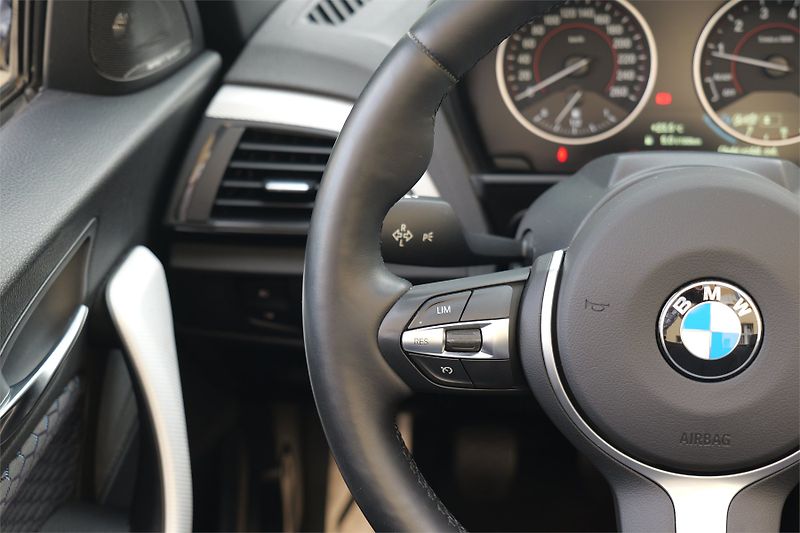 BMW Řada 2 228i Cabrio M-Sport H&K Kamera - fotka 21 z 33