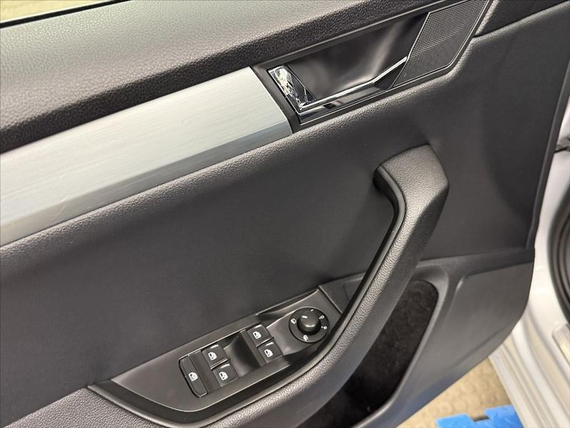 Škoda Superb 2,0 TDI ČR DSG NAVI CARPLAY - fotka 17 z 35