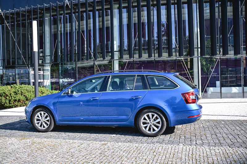 Škoda Octavia Combi 1.5 Tsi G-Tec Style 7st  - fotka 2 z 25