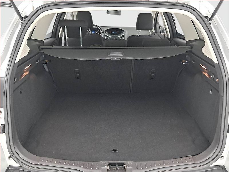 Ford Focus (2018) 1.6 i, Vyhř. sedaček - fotka 13 z 17
