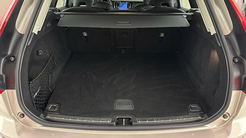Volvo XC60 2.0 B4 AUT AWD Core - fotka 17 z 28