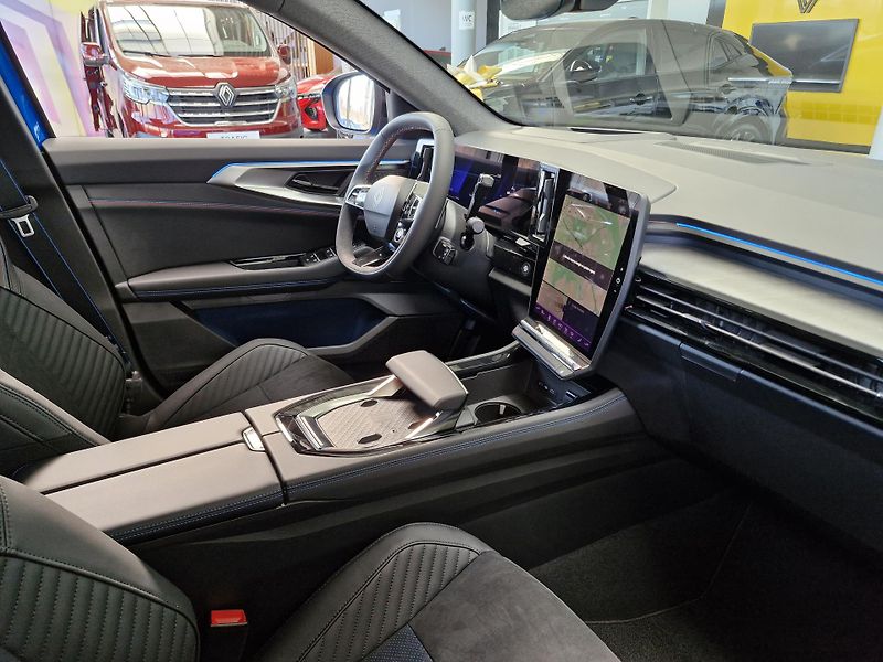 Renault Rafale (2026) hyper hybrid E-Tech 4x4 300 - fotka 9 z 12