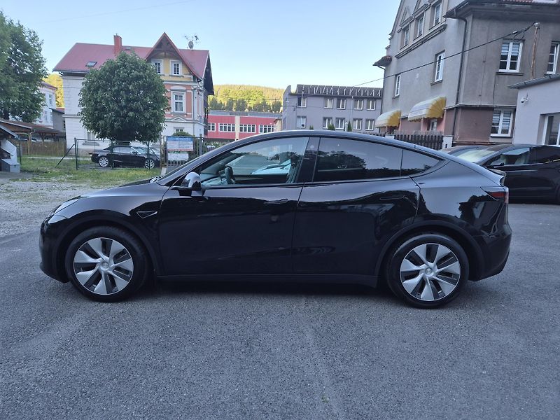 Tesla Model Y RWD 220kw 19ALU SOH 95% - fotka 6 z 49