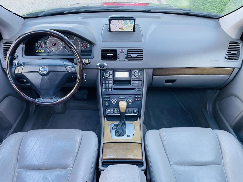 Volvo XC90 2.4D5 136KW 4x4 AUT SERVISKA - fotka 21 z 42