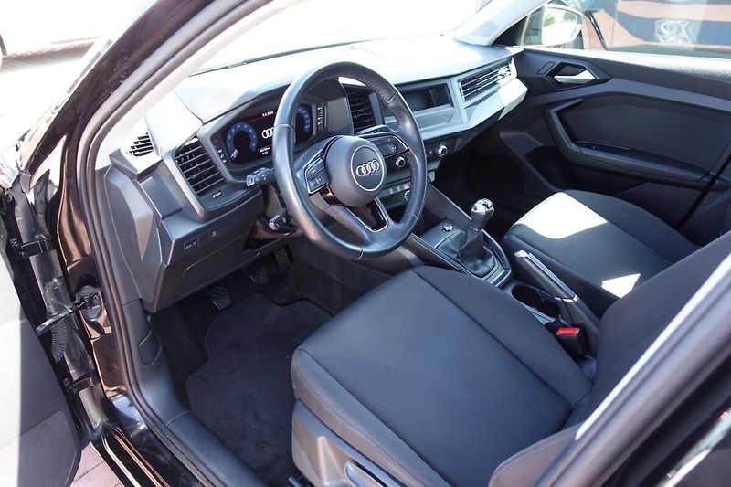 Audi A1 1,0TFSi 70kW S-line - fotka 9 z 25