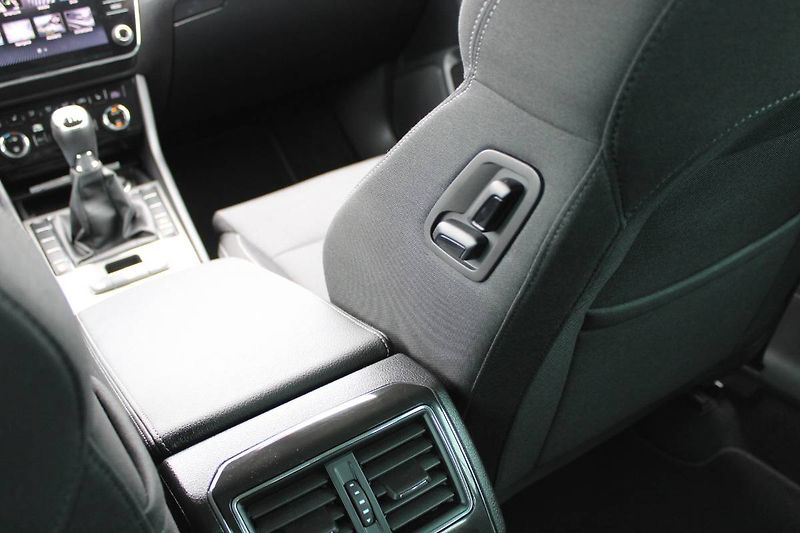 Škoda Superb (2022) 2.0 TDI 110kW LED Matrix manuá - fotka 25 z 33