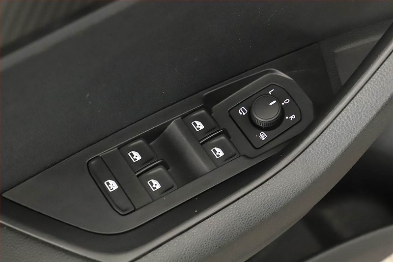 Škoda Karoq (2024) Sportline 2.0 TDI - fotka 16 z 17