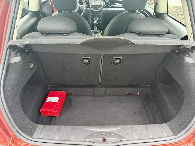 Mini Cooper (2012) 1.6 90kW FACELIFT!!! - fotka 18 z 19