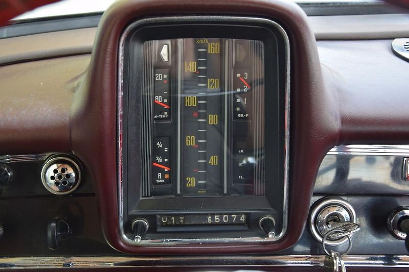 Mercedes-Benz 200 (1968) 200D  - fotka 23 z 31