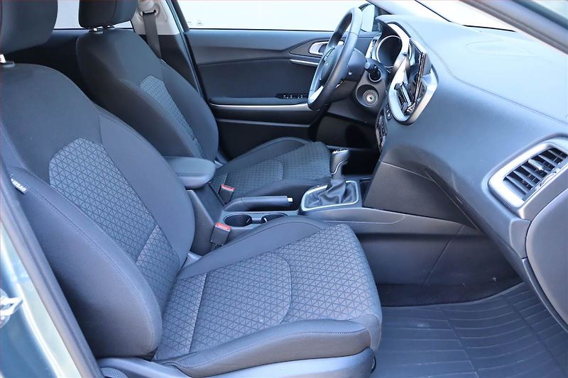 Kia Ceed (2024) Silver 1.5 T-GDI, Serv.kniha - fotka 8 z 19