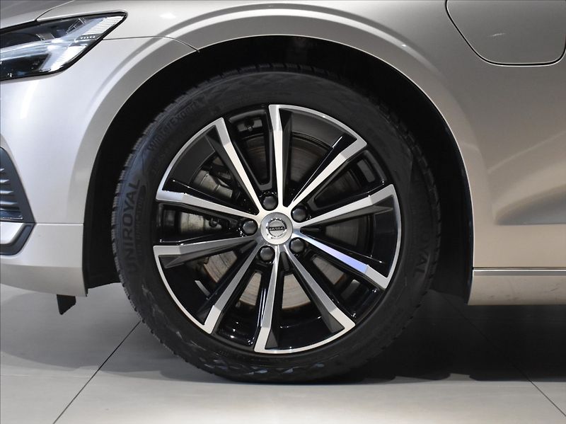 Volvo V60 2,0 T6 AWD Core - fotka 8 z 26